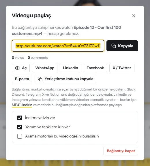 Videoyu paylaş penceresi: Kopyala düğmeli bir izleme bağlantısı; WhatsApp, LinkedIn, Facebook, X, e-posta ve yerleştirme kodu düğmeleri; indirme, yorumlar ve arama motorları için anahtarlar